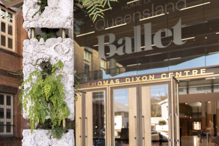 Thomas Dixon Centre front image